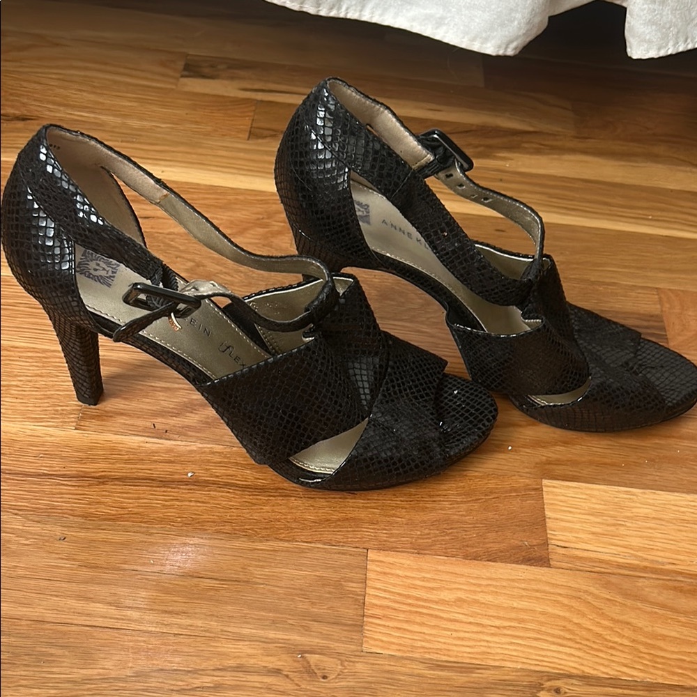 Anne Klein Black Heels with T-Strap and Textured Finish